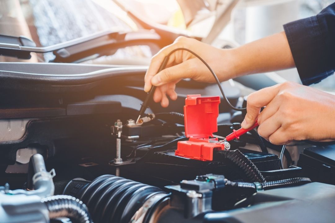 Comment recharger une batterie de voiture sans chargeur ?